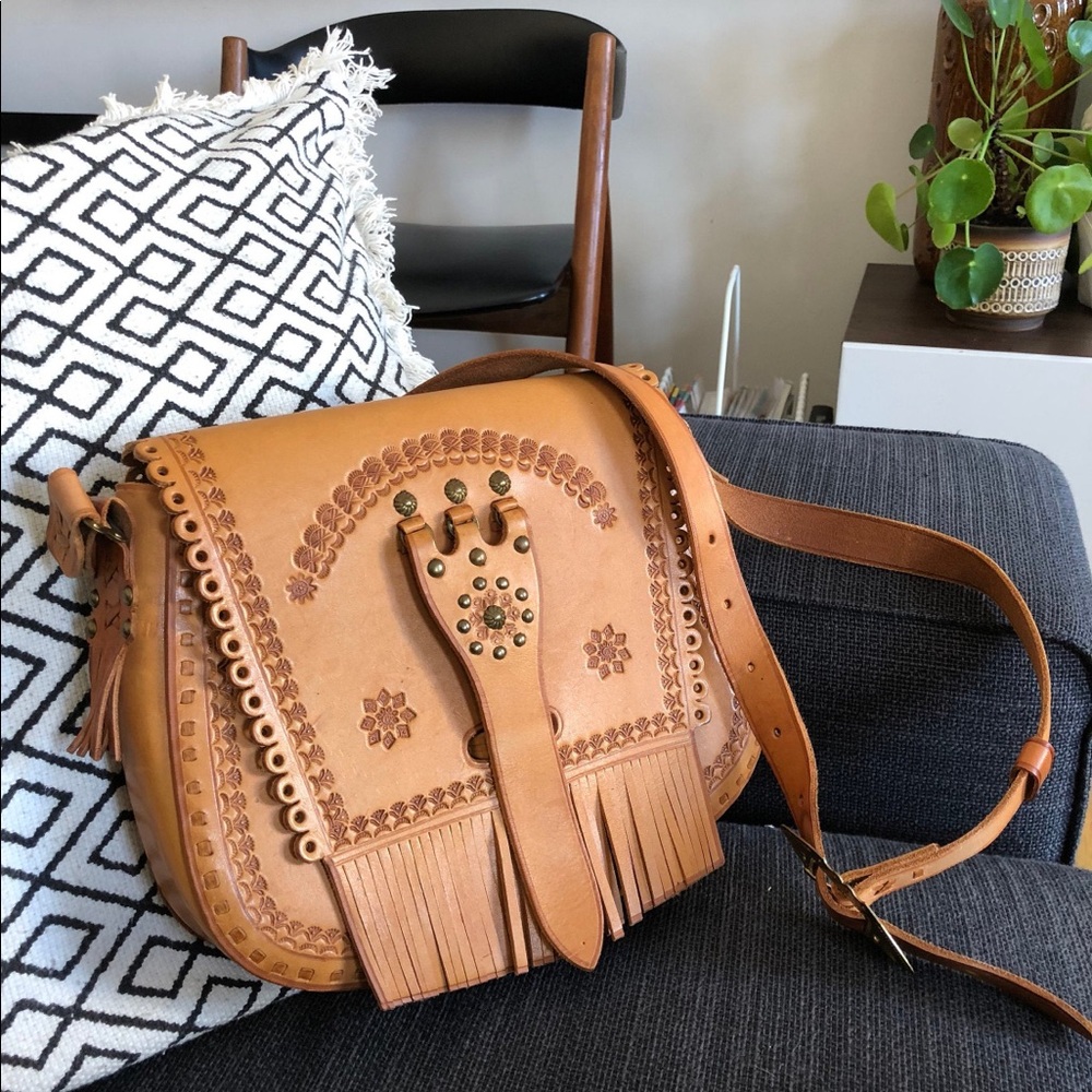 Vintage tooled leather shoulder bag 1970’s!